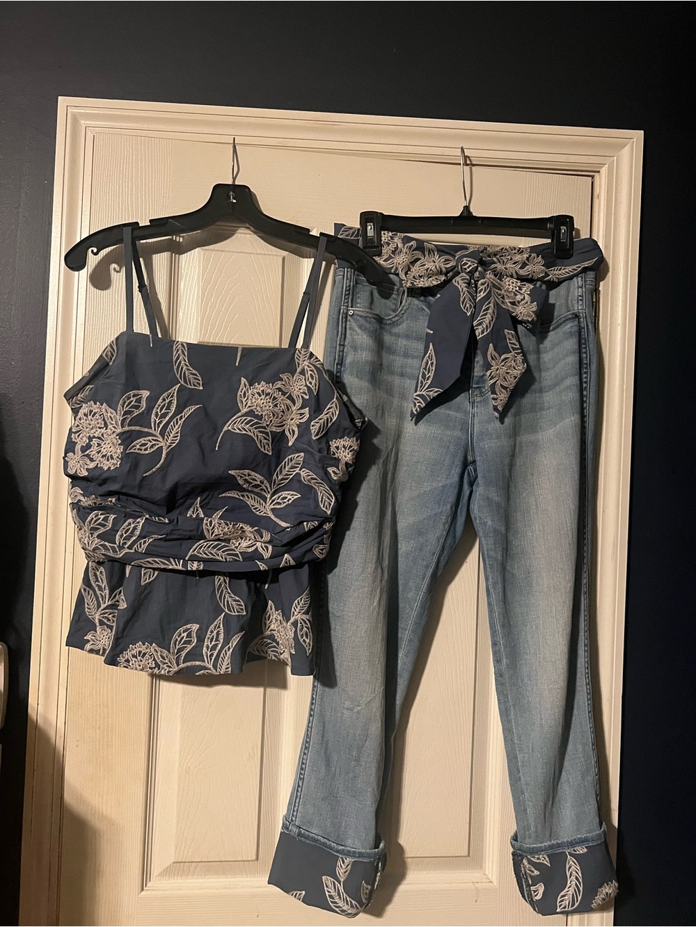 White House Black Market Embroidered Floral Cuff Slim Crop Jeans .Blue and Cream - Picture 10 of 10